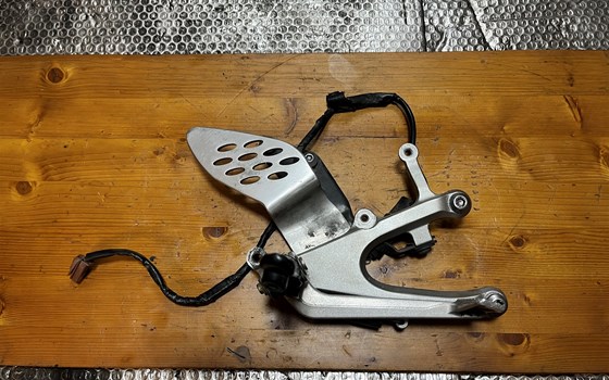 Yamaha YZF R1 RN12 Fußraster rechts vorne Bremshebel - Bild 2 Yamaha YZF R1 RN12 Fußraster rechts vorne Bremshebel - Bild 2