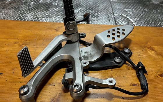 Yamaha YZF R1 RN12 Fußraster rechts vorne Bremshebel - Bild 3 Yamaha YZF R1 RN12 Fußraster rechts vorne Bremshebel - Bild 3