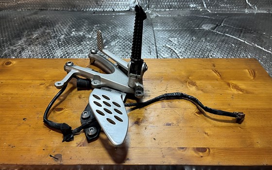 Yamaha YZF R1 RN12 Fußraster rechts vorne Bremshebel - Bild 4 Yamaha YZF R1 RN12 Fußraster rechts vorne Bremshebel - Bild 4