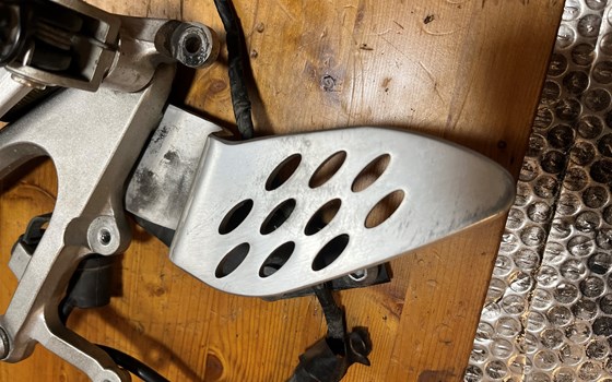 Yamaha YZF R1 RN12 Fußraster rechts vorne Bremshebel - Bild 5 Yamaha YZF R1 RN12 Fußraster rechts vorne Bremshebel - Bild 5