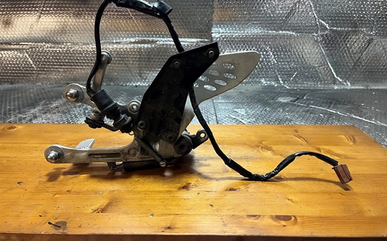 Yamaha YZF R1 RN12 Fußraster rechts vorne Bremshebel - Bild 6 Yamaha YZF R1 RN12 Fußraster rechts vorne Bremshebel - Bild 6