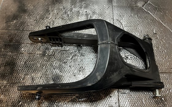 Yamaha YZF R1 RN12 Schwinge - Bild 2 Yamaha YZF R1 RN12 Schwinge - Bild 2
