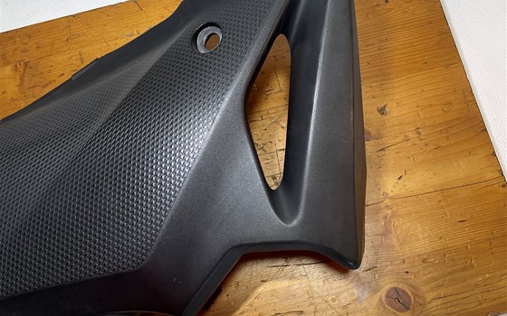 Honda CBR 600 ABS PC41 Tankverkleidung links Verkleidung - Bild 2 Honda CBR 600 ABS PC41 Tankverkleidung links Verkleidung - Bild 2