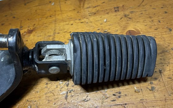 Yamaha XVS 650 Dragstar 4VR Fußraster vorne links - Bild 3