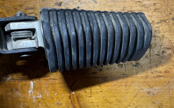 Yamaha XVS 650 Dragstar 4VR Fußraster vorne links - Bild 4