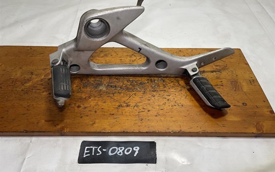 Honda XL 1000 Varadero SD02 Fußraster links Fußrasterhalterung - Bild 1 Honda XL 1000 Varadero SD02 Fußraster links Fußrasterhalterung - Bild 1