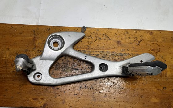 Honda XL 1000 Varadero SD02 Fußraster links Fußrasterhalterung - Bild 2 Honda XL 1000 Varadero SD02 Fußraster links Fußrasterhalterung - Bild 2