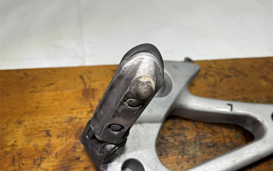 Honda XL 1000 Varadero SD02 Fußraster links Fußrasterhalterung - Bild 3 Honda XL 1000 Varadero SD02 Fußraster links Fußrasterhalterung - Bild 3