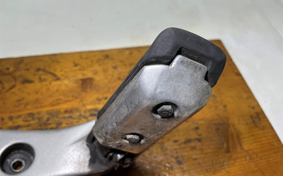 Honda XL 1000 Varadero SD02 Fußraster links Fußrasterhalterung - Bild 4 Honda XL 1000 Varadero SD02 Fußraster links Fußrasterhalterung - Bild 4