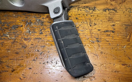 Honda XL 1000 Varadero SD02 Fußraster links Fußrasterhalterung - Bild 5 Honda XL 1000 Varadero SD02 Fußraster links Fußrasterhalterung - Bild 5