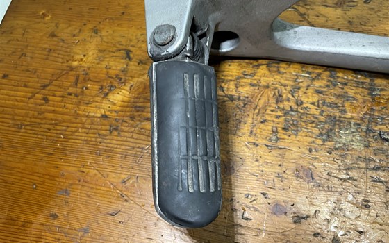 Honda XL 1000 Varadero SD02 Fußraster links Fußrasterhalterung - Bild 6 Honda XL 1000 Varadero SD02 Fußraster links Fußrasterhalterung - Bild 6