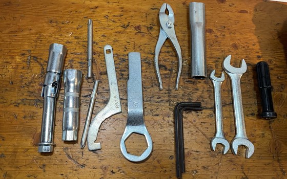 Kawasaki Versys 650 KLE LE650A Bordwerkzeug Werkzeug - Bild 2