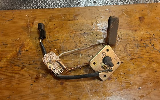 Kawasaki ZX12R ZX 1200 A Tankgeber Tankschwimmer - Bild 1 Kawasaki ZX12R ZX 1200 A Tankgeber Tankschwimmer - Bild 1