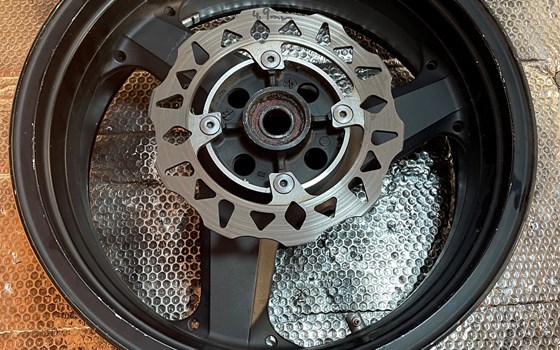 Kawasaki ZX12R ZX 1200 A Felge hinten Bremsscheibe - Bild 6 Kawasaki ZX12R ZX 1200 A Felge hinten Bremsscheibe - Bild 6