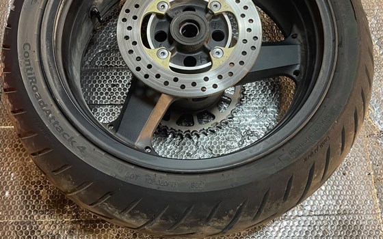 Kawasaki ZX12R ZX 1200 A Hinterrad Felge hinten Bremsscheibe - Bild 1 Kawasaki ZX12R ZX 1200 A Hinterrad Felge hinten Bremsscheibe - Bild 1