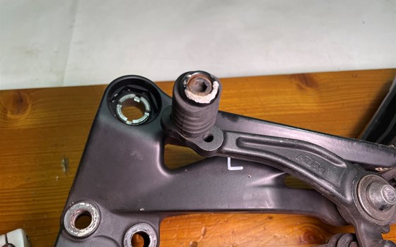 KTM RC 390 2016 Fußraste links Schalthebel Seitenständer Konsole - Bild 2