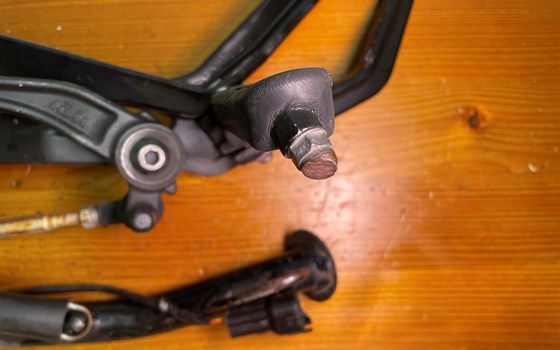 KTM RC 390 2016 Fußraste links Schalthebel Seitenständer Konsole - Bild 3