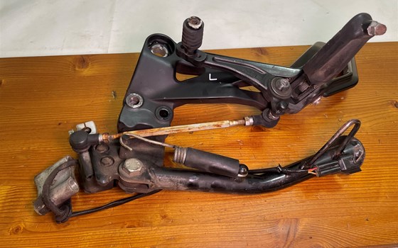 KTM RC 390 2016 Fußraste links Schalthebel Seitenständer Konsole - Bild 4