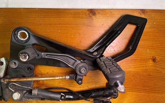 KTM RC 390 2016 Fußraste links Schalthebel Seitenständer Konsole - Bild 5