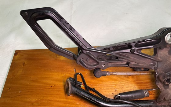 KTM RC 390 2016 Fußraste links Schalthebel Seitenständer Konsole - Bild 8