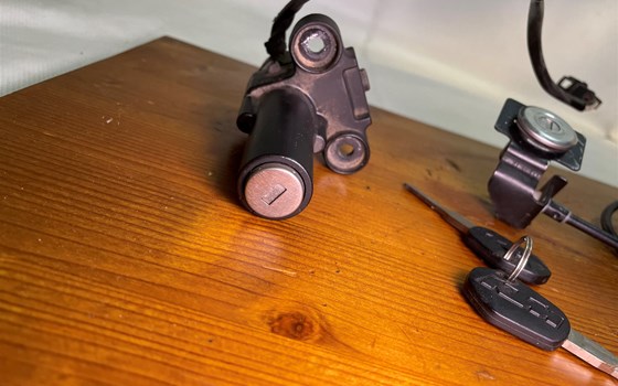 KTM RC 390 2016 Schlosssatz Zündschloss Tankschloss Schlüssel - Bild 3