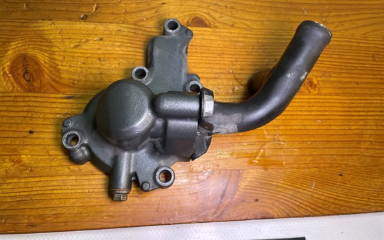 KTM RC 390 2016 Deckel Wasserpumpe Wasserpumpendeckel - Bild 2 KTM RC 390 2016 Deckel Wasserpumpe Wasserpumpendeckel - Bild 2