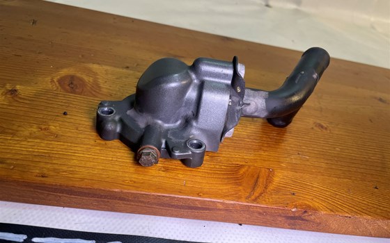 KTM RC 390 2016 Deckel Wasserpumpe Wasserpumpendeckel - Bild 3 KTM RC 390 2016 Deckel Wasserpumpe Wasserpumpendeckel - Bild 3
