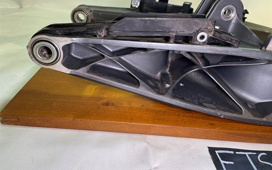 KTM RC 390 2016 Schwinge Schwingarm Sturzpads - Bild 3