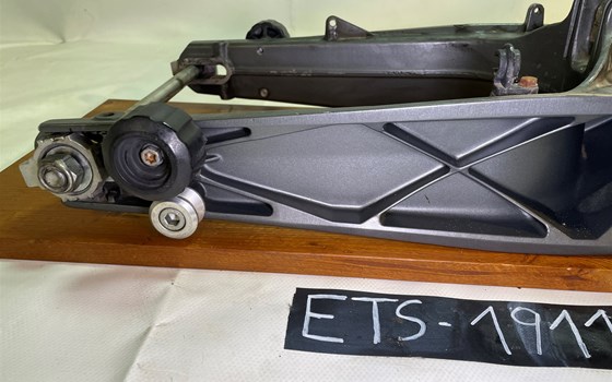 KTM RC 390 2016 Schwinge Schwingarm Sturzpads - Bild 9