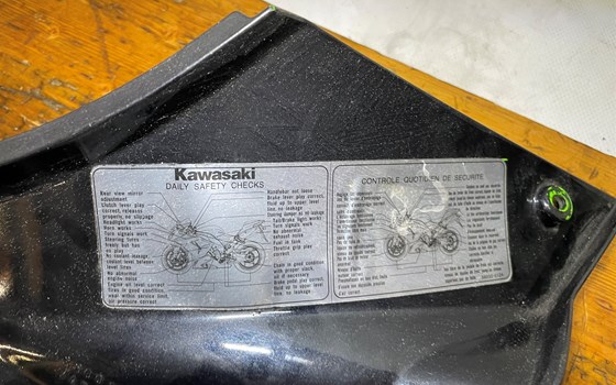 Kawasaki ZX-10R 06-07 Sitzbankverkleidung Tankverkleidung links - Bild 8