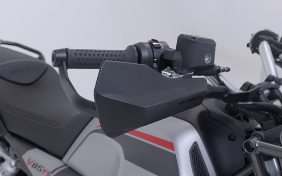 Sport Handprotektoren-Kit. Schwarz. Moto Guzzi V85 TT (19-) / Travel (19-). - Bild 3 Sport Handprotektoren-Kit. Schwarz. Moto Guzzi V85 TT (19-) / Travel (19-). - Bild 3