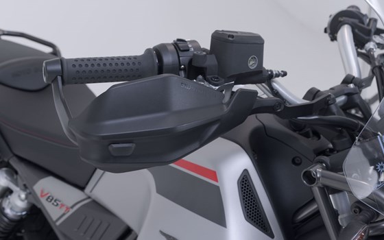 Adventure Handprotektoren-Kit. Schwarz. Moto Guzzi V85 TT (19-) / Travel (19-). - Bild 4