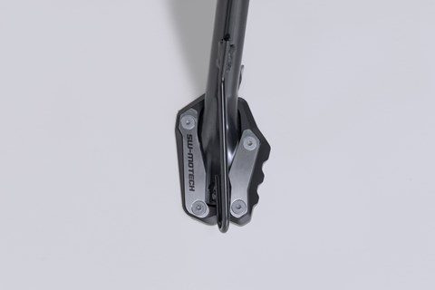 Marke: SW-MOTECH Artikelname: Seitenständerfuß-Verbreiterung. Schwarz/Silbern. Suzuki GSX-S10000GX (23-).