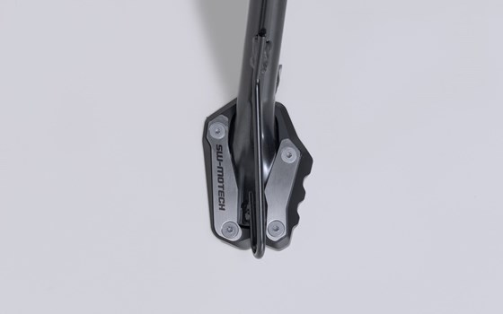 Seitenständerfuß-Verbreiterung. Schwarz/Silbern. Suzuki GSX-S10000GX (23-). - Bild 1