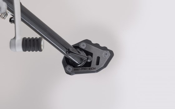 Seitenständerfuß-Verbreiterung. Schwarz/Silbern. Triumph Speed 400/Scrambler 400X. - Bild 1