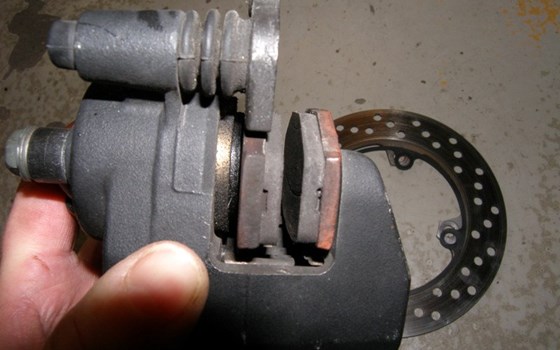 Bremssattel und Bremsscheibe hinten - Bild 2