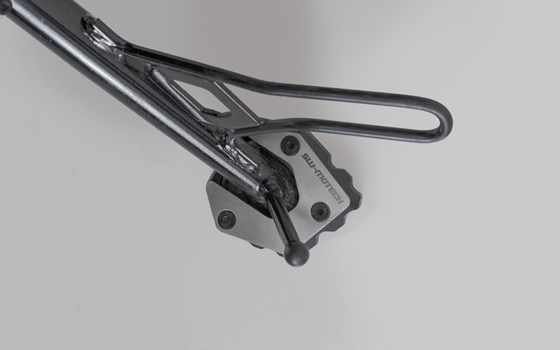 Seitenständerfuß-Verbreiterung. Schwarz/Silbern. Moto Guzzi V85 TT (24-). - Bild 1 Seitenständerfuß-Verbreiterung. Schwarz/Silbern. Moto Guzzi V85 TT (24-). - Bild 1