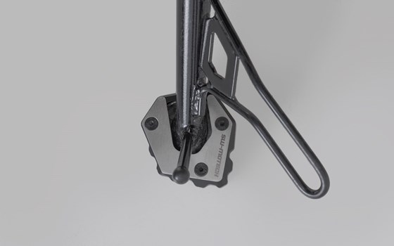 Seitenständerfuß-Verbreiterung. Schwarz/Silbern. Moto Guzzi V85 TT (24-). - Bild 2 Seitenständerfuß-Verbreiterung. Schwarz/Silbern. Moto Guzzi V85 TT (24-). - Bild 2