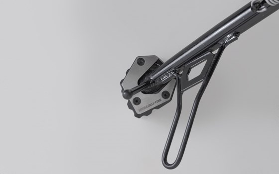 Seitenständerfuß-Verbreiterung. Schwarz/Silbern. Moto Guzzi V85 TT (24-). - Bild 3