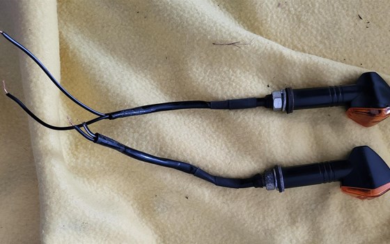 2 Stück gebrauchte Miniblinker in Schwarz, keine LED, mit E-Zeichen und funktionierendem Leuchtmittel sowie ein weiterer Miniblinker mit Kleinteilen zum Ausschlachten - Bild 1