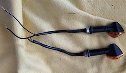 2 Stück gebrauchte Miniblinker in Schwarz, keine LED, mit E-Zeichen und funktionierendem Leuchtmittel sowie ein weiterer Miniblinker mit Kleinteilen zum Ausschlachten