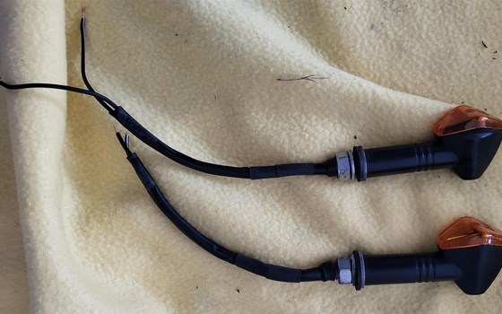 2 Stück gebrauchte Miniblinker in Schwarz, keine LED, mit E-Zeichen und funktionierendem Leuchtmittel sowie ein weiterer Miniblinker mit Kleinteilen zum Ausschlachten - Bild 2