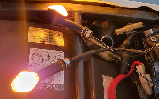 2 Stück gebrauchte Miniblinker in Schwarz, keine LED, mit E-Zeichen und funktionierendem Leuchtmittel sowie ein weiterer Miniblinker mit Kleinteilen zum Ausschlachten - Bild 4