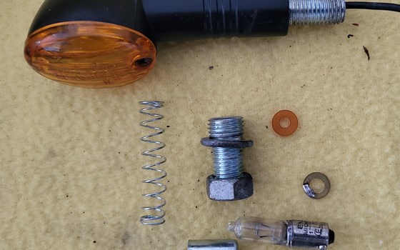 2 Stück gebrauchte Miniblinker in Schwarz, keine LED, mit E-Zeichen und funktionierendem Leuchtmittel sowie ein weiterer Miniblinker mit Kleinteilen zum Ausschlachten - Bild 6