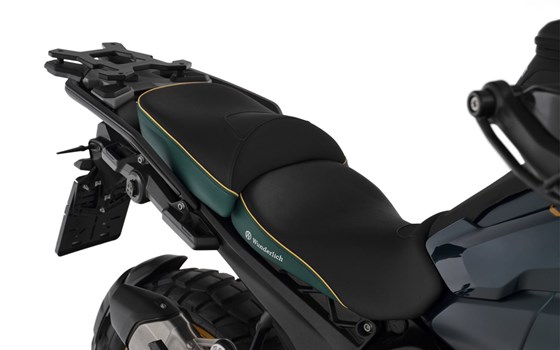 Beifahrer Sitzbank AKTIVKOMFORT Smart Plug & Play R 1300 GS - grün-gold - Queens-Edition - Standard - Bild 3