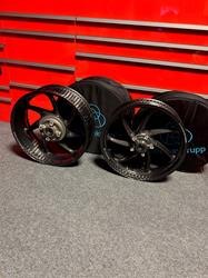 Thyssenkrupp Carbon Felgensatz glänzend Style 1, DOT E & JWL - Honda CBR 1000 RR, R, SP Fireblade Thyssenkrupp Carbon Felgensatz glänzend Style 1, DOT E & JWL - Honda CBR 1000 RR, R, SP Fireblade