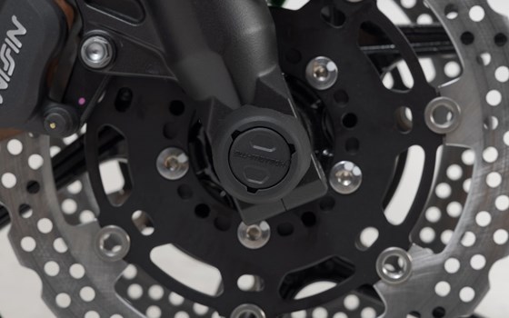 Sturzpad-Kit für Vorderachse. Schwarz. Kawasaki Versys 650 (07-09) / (14-). - Bild 3 Sturzpad-Kit für Vorderachse. Schwarz. Kawasaki Versys 650 (07-09) / (14-). - Bild 3
