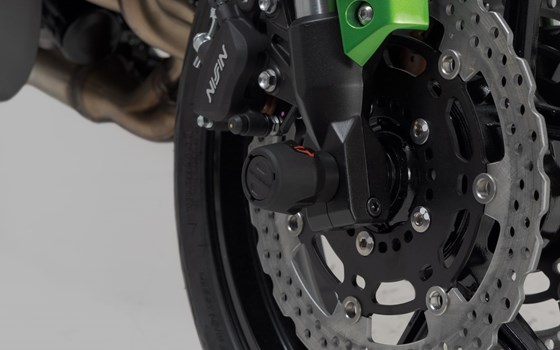 Sturzpad-Kit für Vorderachse. Schwarz. Kawasaki Versys 650 (07-09) / (14-). - Bild 5 Sturzpad-Kit für Vorderachse. Schwarz. Kawasaki Versys 650 (07-09) / (14-). - Bild 5