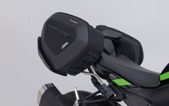 PRO BLAZE H Satteltaschen-Set. Schwarz. Kawasaki ZX-6R (23-), ZX-4RR (23-). - Bild 3