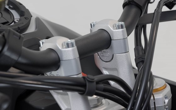 Lenkererhöhung. H=20 mm. Silbern. Triumph Tiger 900 GT/Rally Pro. - Bild 3 Lenkererhöhung. H=20 mm. Silbern. Triumph Tiger 900 GT/Rally Pro. - Bild 3